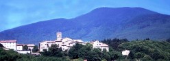 L'abitato di Abbadia con dietro la vetta del Monte Amiata
