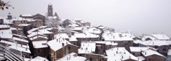 Vista invernale del paese sotto la neve