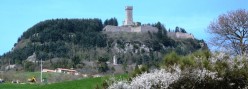 Il promontorio roccioso con il castello, in primavera