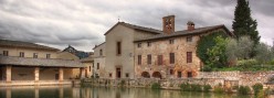 Il loggiato e la chiesa di Bagno Vignoni