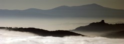 La rocca di Tentennano fra le nebbie
