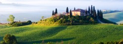 Casale in cima ad un poggio in primavera